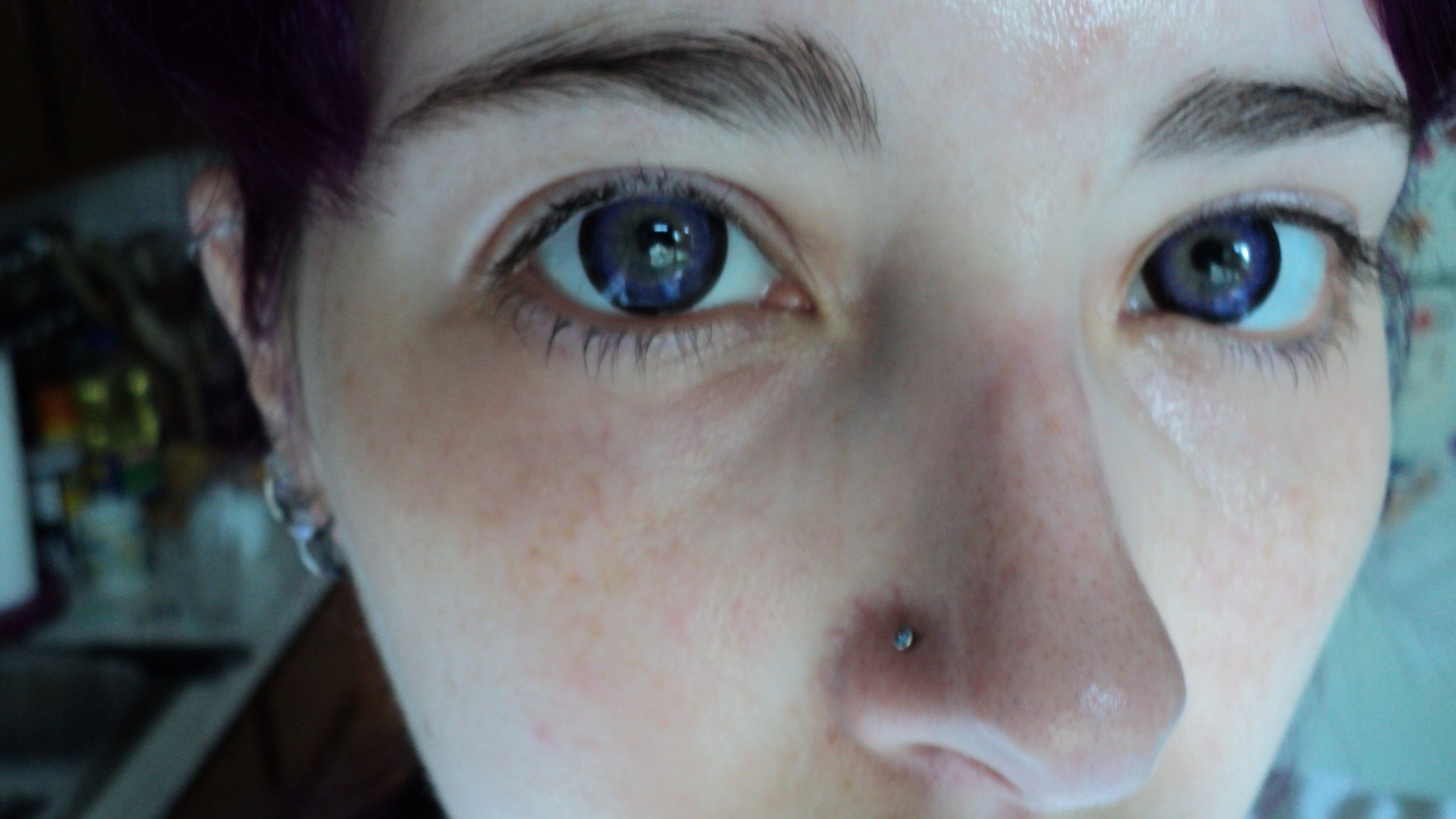 Фиолетовые глаза от природы у человека фото